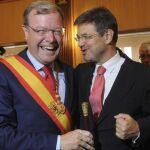 El ministro de Justicia Rafael Catalá (d) felicita al alcalde de León Antonio Silván tras su toma de posesión del cargo.