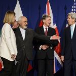 Federica Mogherini, el ministro de Exteriores iraní Yavad Zarif, el británico Philip Hammond y el secretario de Defensa de EE UU, John Kerry, ayer tras el acuerdo