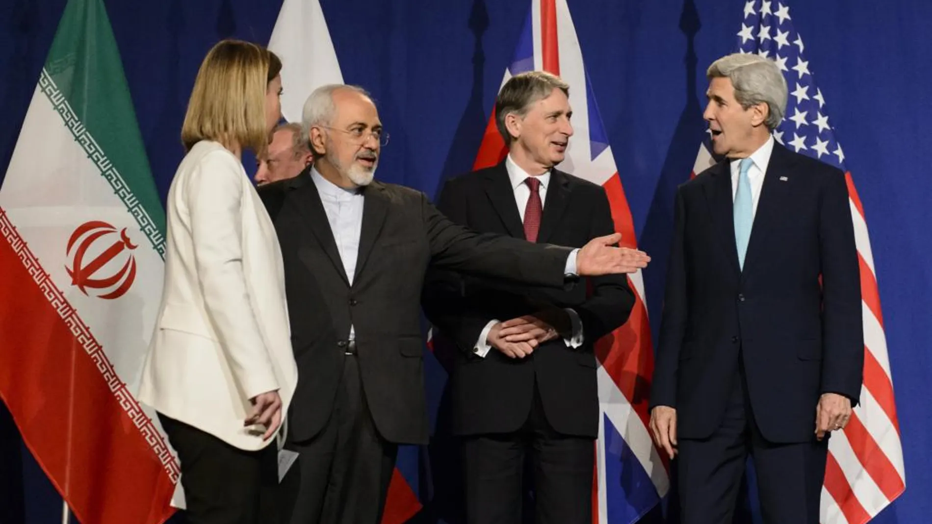 Federica Mogherini, el ministro de Exteriores iraní Yavad Zarif, el británico Philip Hammond y el secretario de Defensa de EE UU, John Kerry, ayer tras el acuerdo