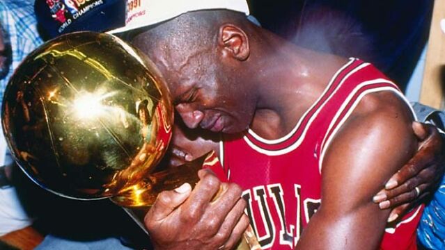 Michael Jordan, con su primer título de campeón de la NBA