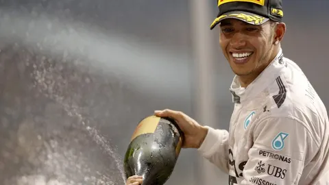 Hamilton renuncia al 1 y lucirá el número 44 en 2015
