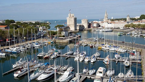 El puerto antiguo de La Rohelle es un lugar emblemático de la región Poitou-Charentes