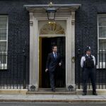 El primer ministro británico, David Cameron, sale del número 10 de Downing Street.