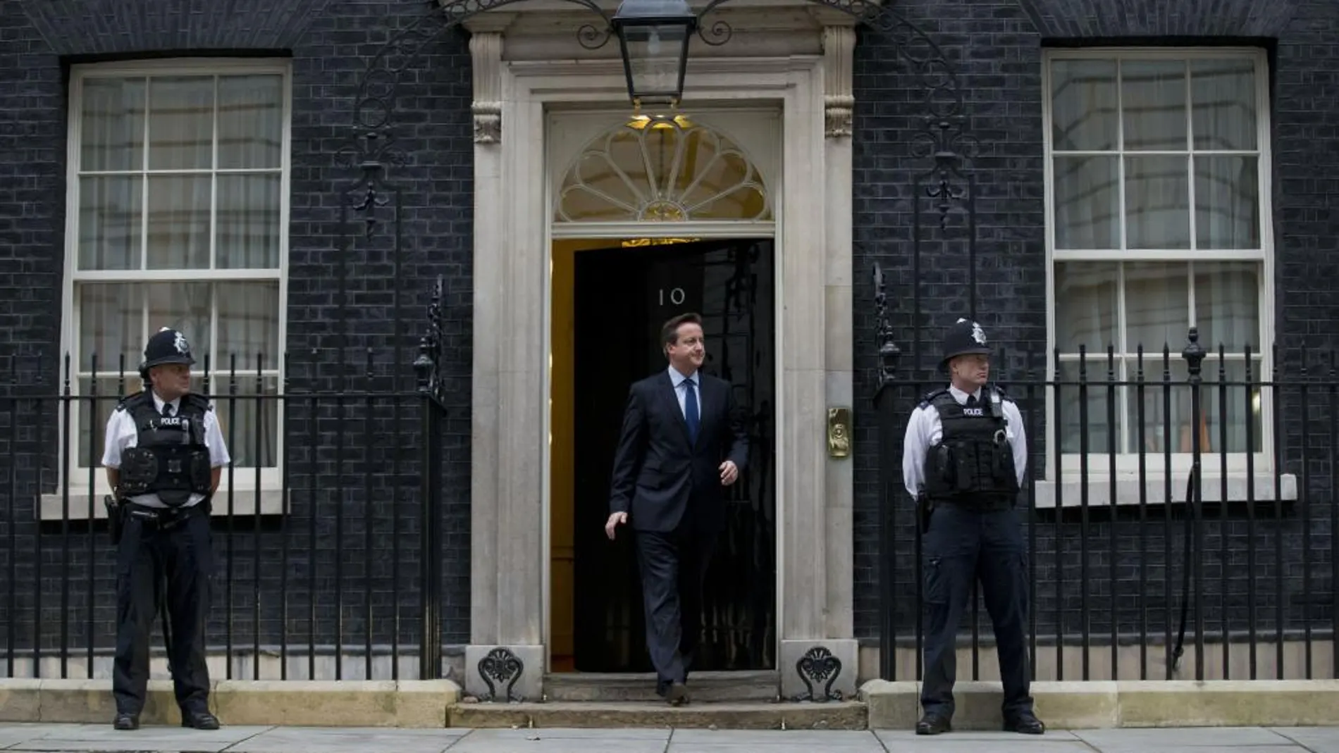 El primer ministro británico, David Cameron, sale del número 10 de Downing Street.