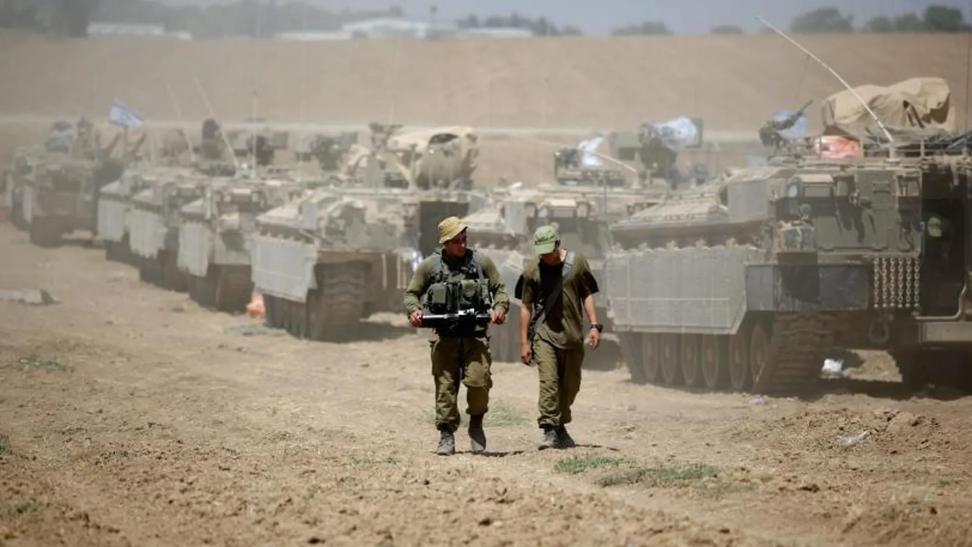 Soldados israelís con sus blindados junto a la frontera con Gaza.