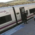 Un tren de Alta Velocidad hace su parada.