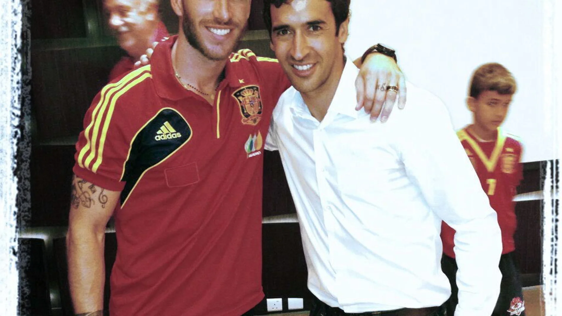 Fotografía del twiter de Sergio Ramos en la que Raúl visitaba a la Selección en Doha