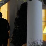 ¿EN EL OCASO? Obama entra en el Despacho Oval por los jardines de la Casa Blanca
