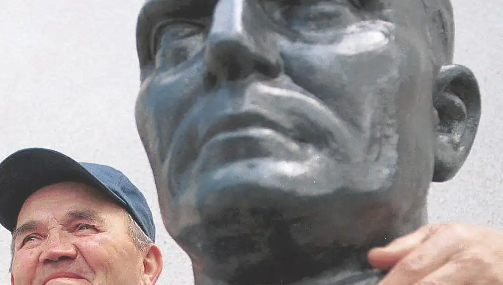 Un trabajador bosnio abraza la estatua de Tito. El recuerdo del antiguo presidente comunista aún pervive en los nuevos países que nacieron tras la desintegración de Yugoslavia