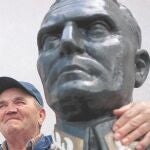Un trabajador bosnio abraza la estatua de Tito. El recuerdo del antiguo presidente comunista aún pervive en los nuevos países que nacieron tras la desintegración de Yugoslavia
