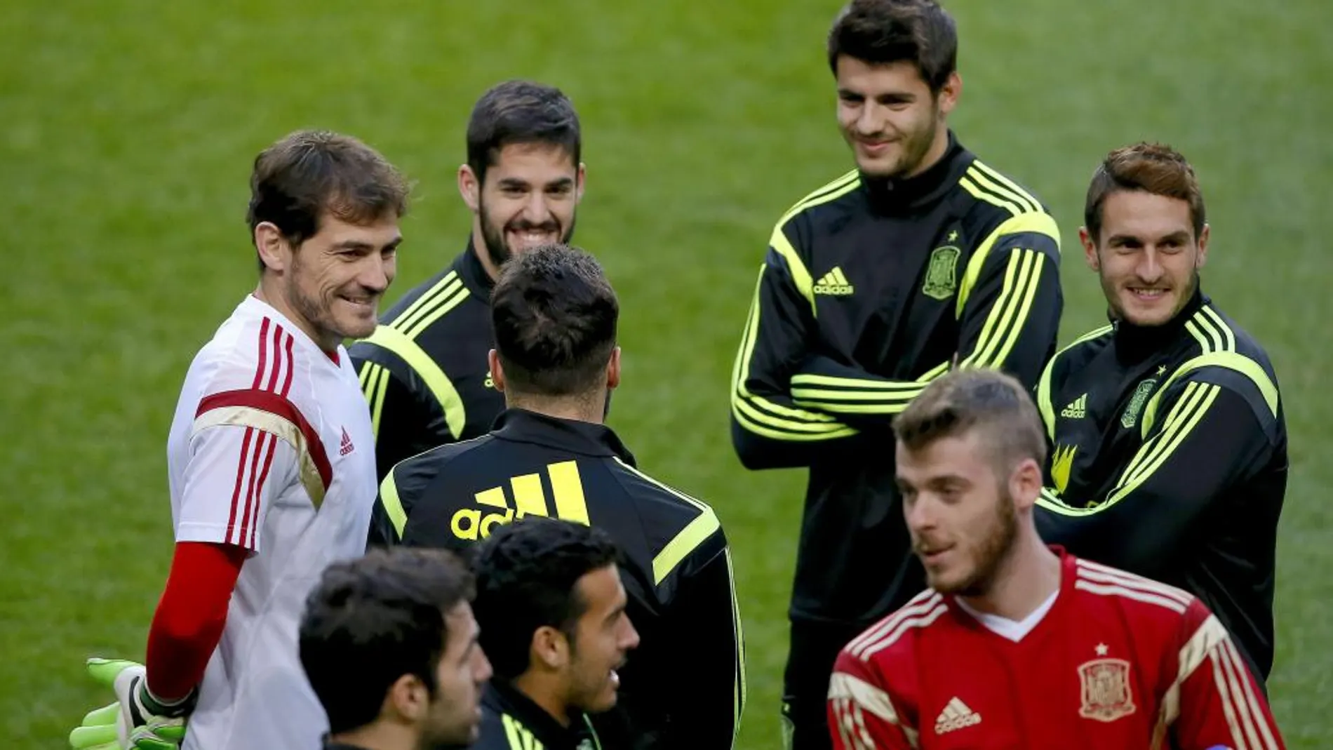 Los jugadores de la selección española Iker Casillas (i), "Isco"Alarcón (2i), Álvaro Morata (2d) y "Koke"Resurrección (d) durante el entrenamiento