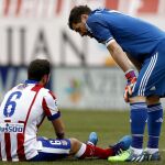 El centrocampista del Atlético de Madrid Koke Resurrección (i) conversa con Casillas tras lesionarse