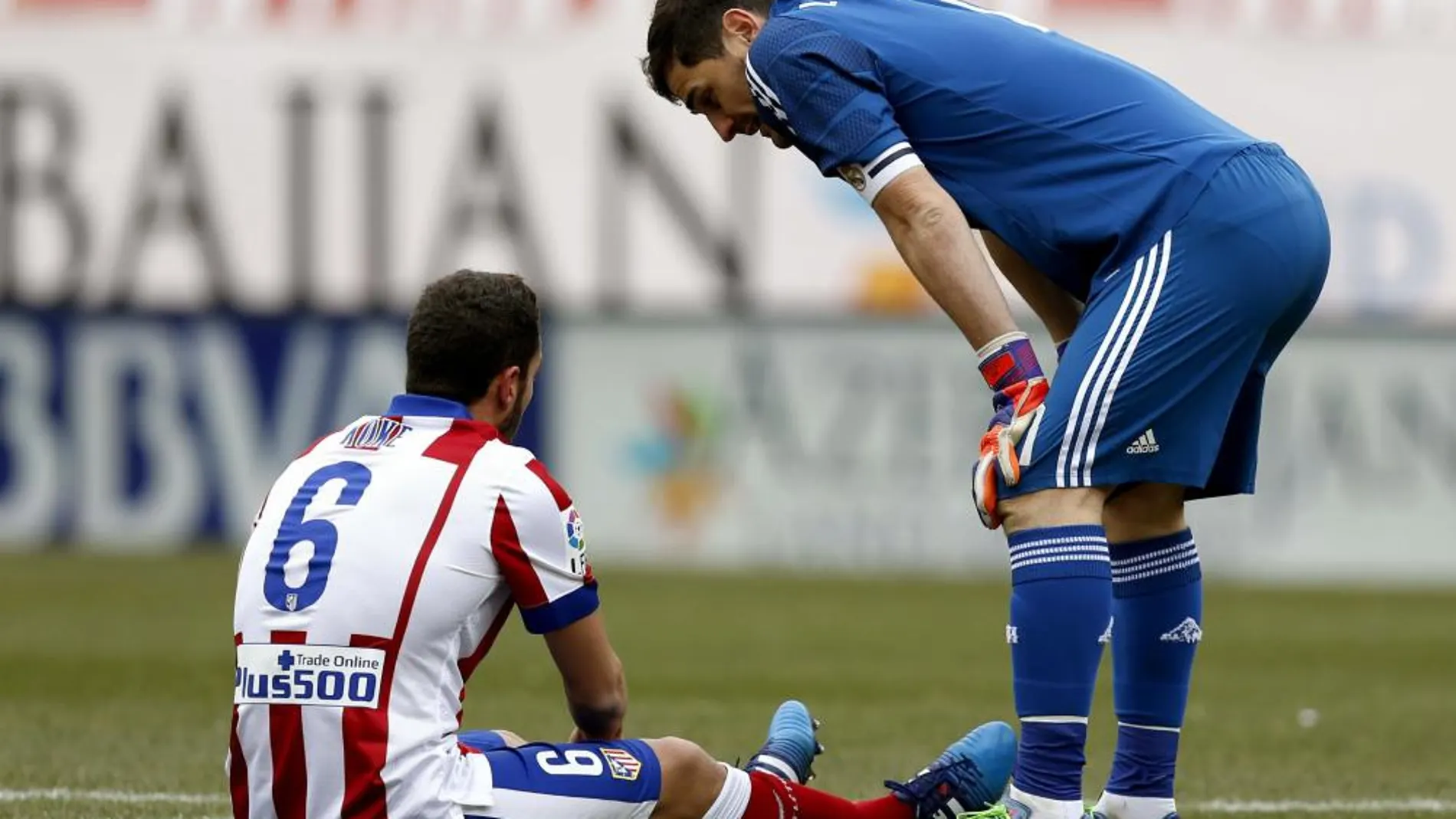 El centrocampista del Atlético de Madrid Koke Resurrección (i) conversa con Casillas tras lesionarse