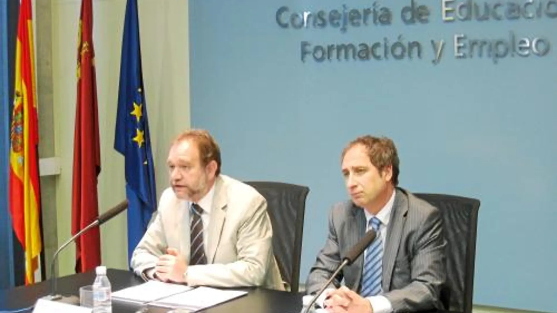 El consejero de Educación, Constantino Sotoca (izquierda), presenta la figura del promotor de Empleo