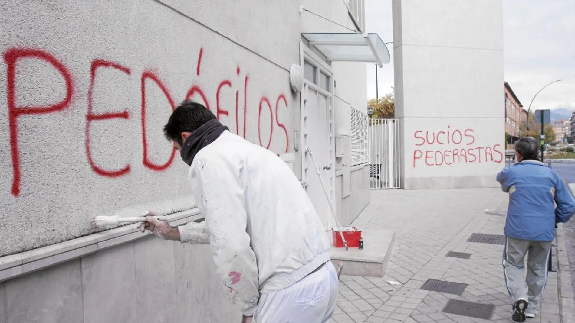 «Pedófilos» o «Sucios pederastas» fueron algunas de las pintadas hechas en la parroquia de San Juan María Vianney, en el Zaidín (Granada)