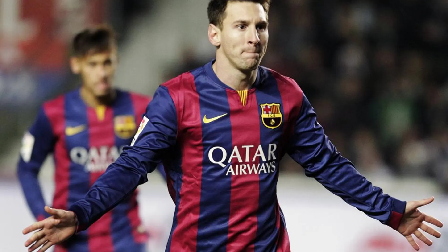 Messi celebra uno de sus goles ante la atenta mirada de Neymar.