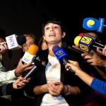 La esposa de Daniel Ceballos, Patricia Gutiérrez de Ceballos, habla con la prensa después de que su marido decidiera cesar su huelga de hambre