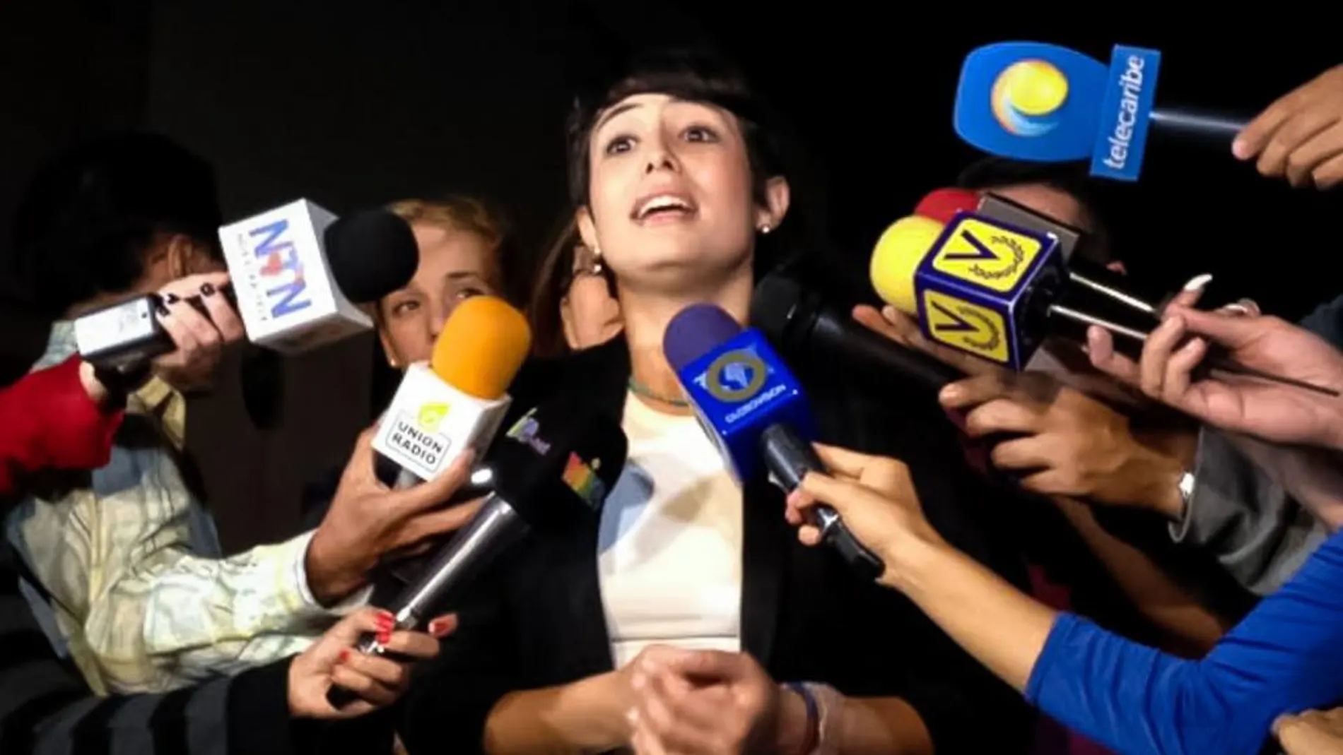 La esposa de Daniel Ceballos, Patricia Gutiérrez de Ceballos, habla con la prensa después de que su marido decidiera cesar su huelga de hambre