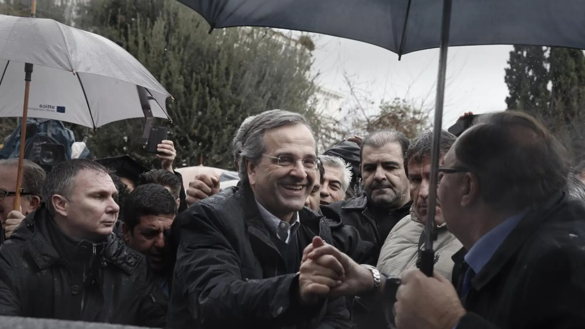 El primer ministro griego, Antonis Samaras, saluda a sus simpatizantes en Atenas durante la jornada de reflexión.