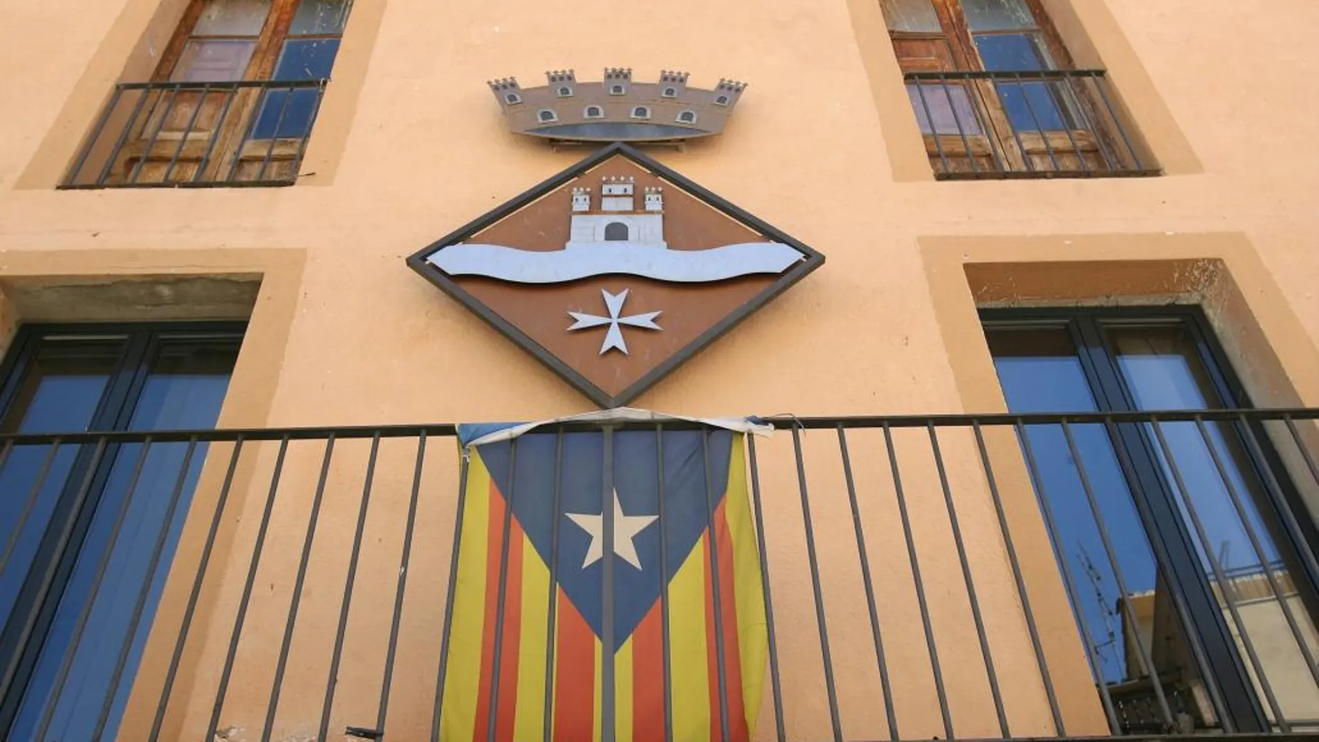La Generalitat pide a los ayuntamientos retirar las «esteladas»