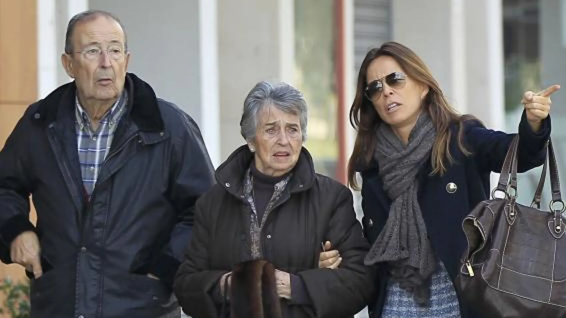 La actriz Lydia Bosch junto a sus padres por las calles de Madrid