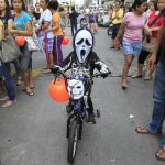 Las máscaras deben llevar orificios en la nariz y en la boca