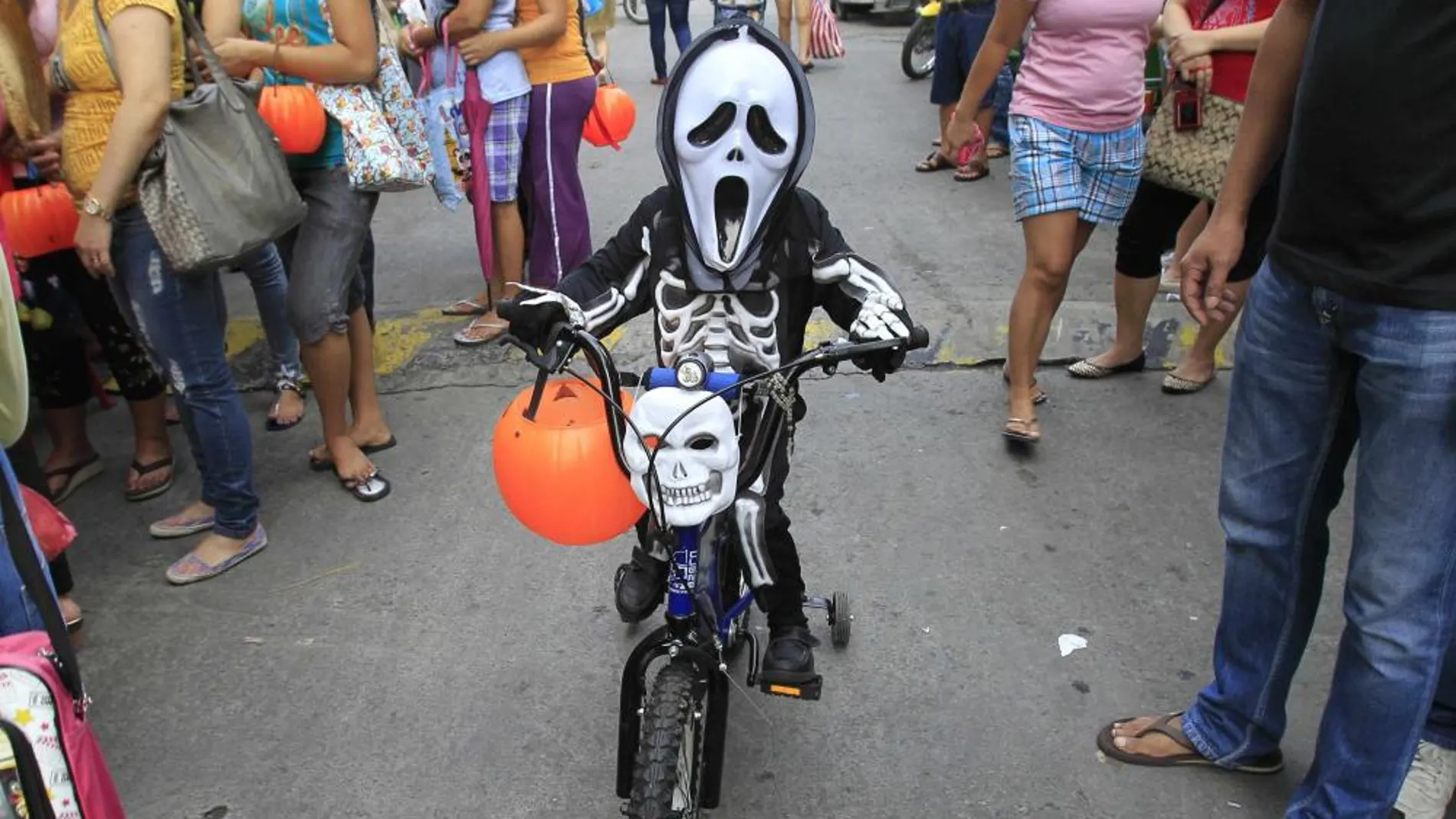 Las máscaras deben llevar orificios en la nariz y en la boca