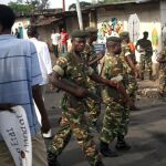 Soldados durante una manifestación contra el presidente de Burundi, Pierre Nkurunziza ayer, en Bujumbura