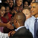 El presidente de EEUU, Barack Obama, saluda a estudiantes de la Iniciativa de Jóvenes Lideres del Sureste Asiático (YSEALI por sus siglas en inglés) durante un acto en Rangún (Birmania).