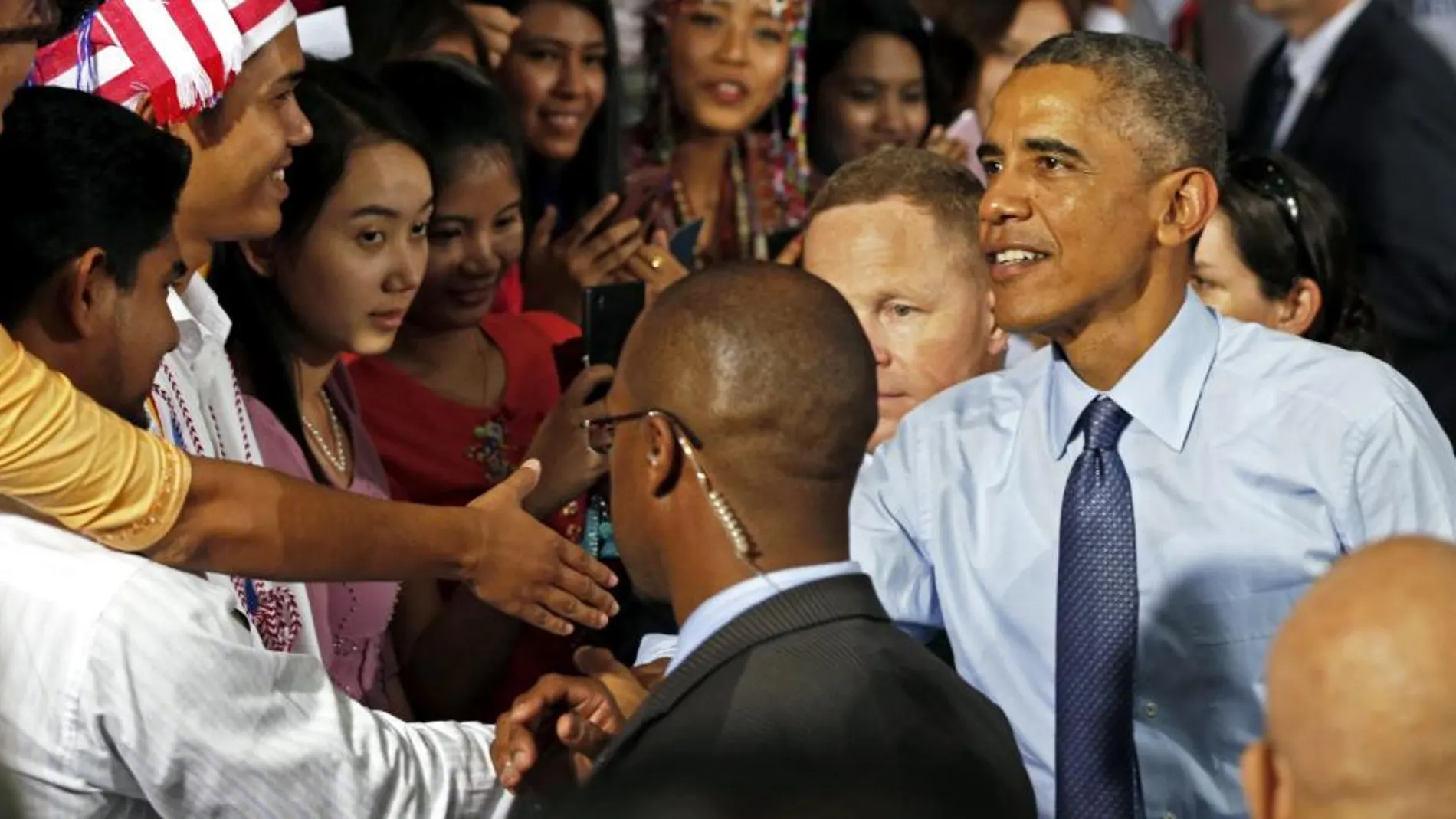 El presidente de EEUU, Barack Obama, saluda a estudiantes de la Iniciativa de Jóvenes Lideres del Sureste Asiático (YSEALI por sus siglas en inglés) durante un acto en Rangún (Birmania).