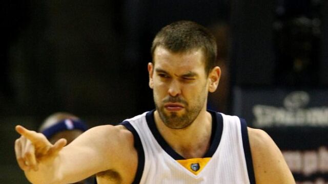 Marc Gasol, de Grizzlies, reacciona tras una jugada ante Pelicans