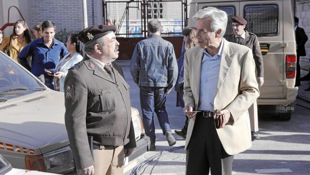 Antonio Alcántara charla con un policía nacional en el barrio de San Genaro por una alerta terrorista