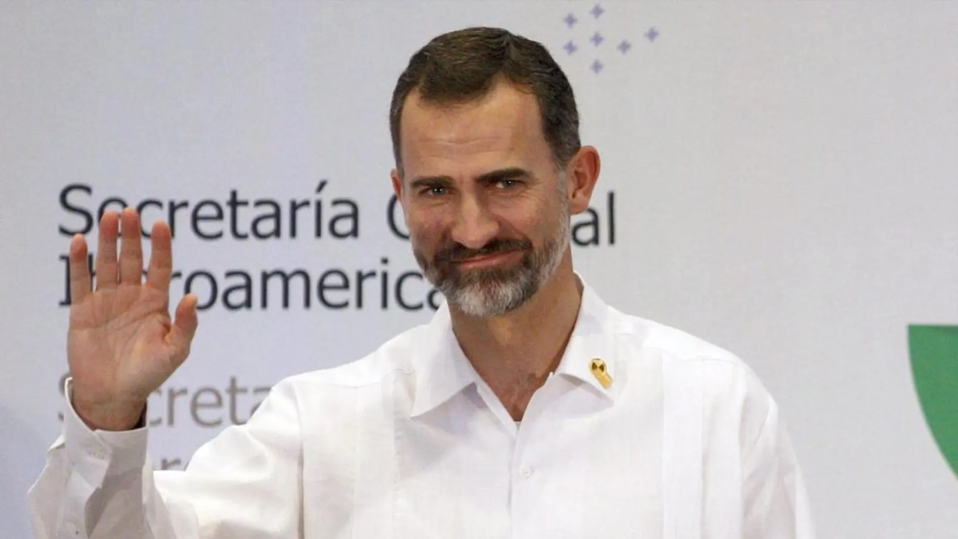 El Rey Felipe VI viste guayavera durante su participación en la clausura del X Encuentro Empresarial Iberoamericano