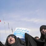 Mujeres iraníes participan en una manifestación en contra de Estados Unidos e Israel en Teherán