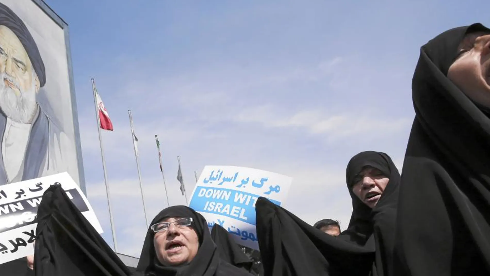 Mujeres iraníes participan en una manifestación en contra de Estados Unidos e Israel en Teherán