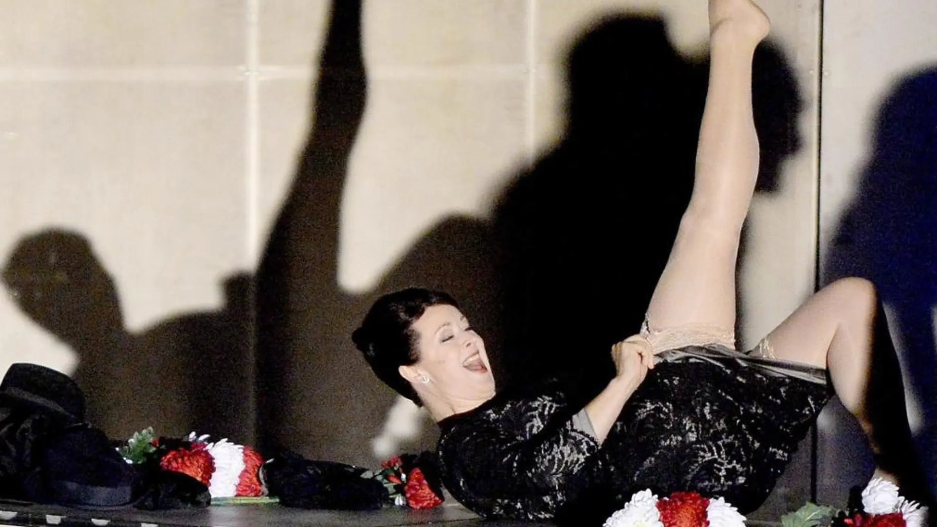 La actriz Petra Morze performing durante la representación de una obra en el Festival de Salzburgo.
