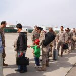 Imagen del pequeño antes de partir hacia España junto al contingente español
