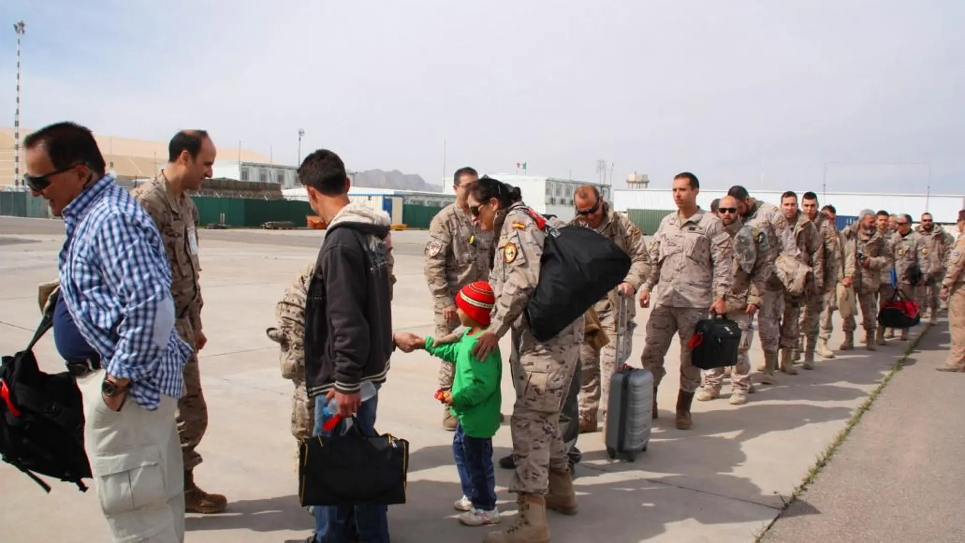 Imagen del pequeño antes de partir hacia España junto al contingente español