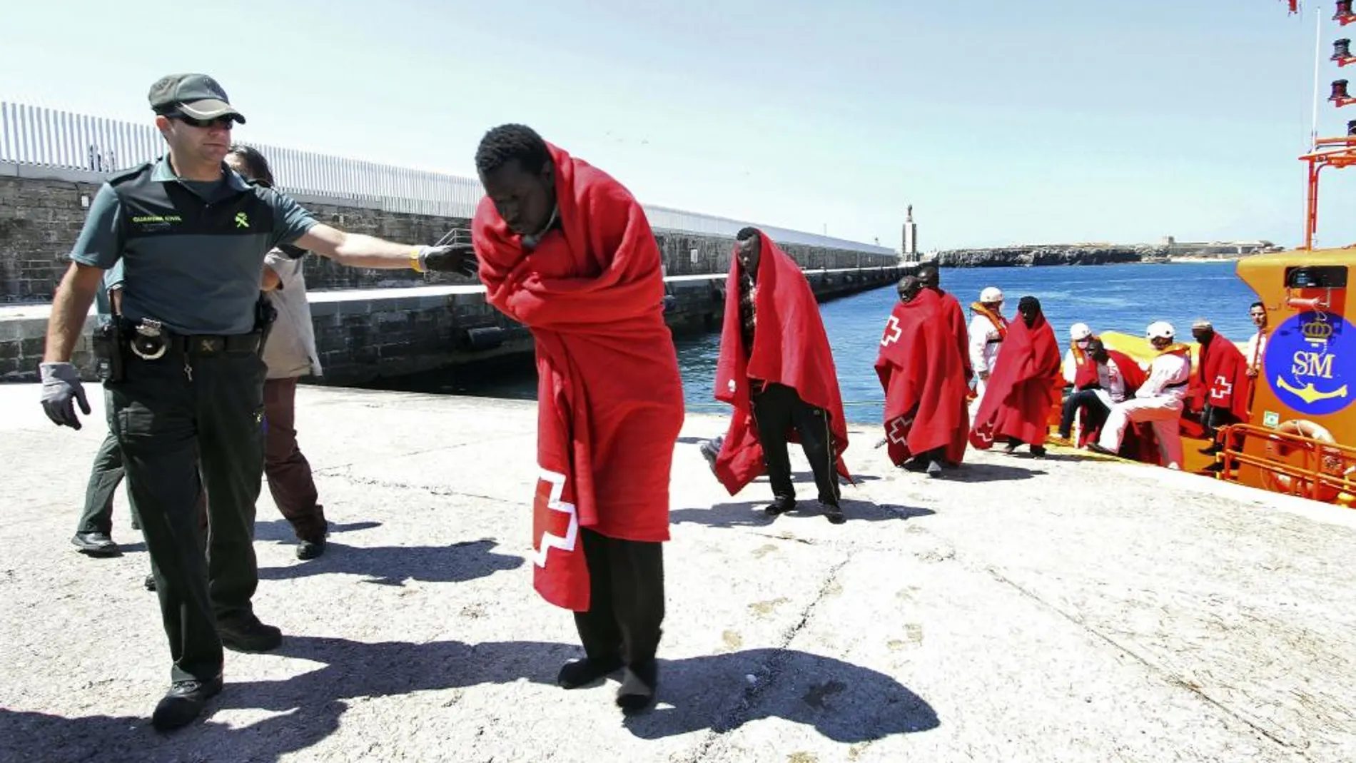 Inmigrantes rescatados de una patera por Salvamento Marítimo