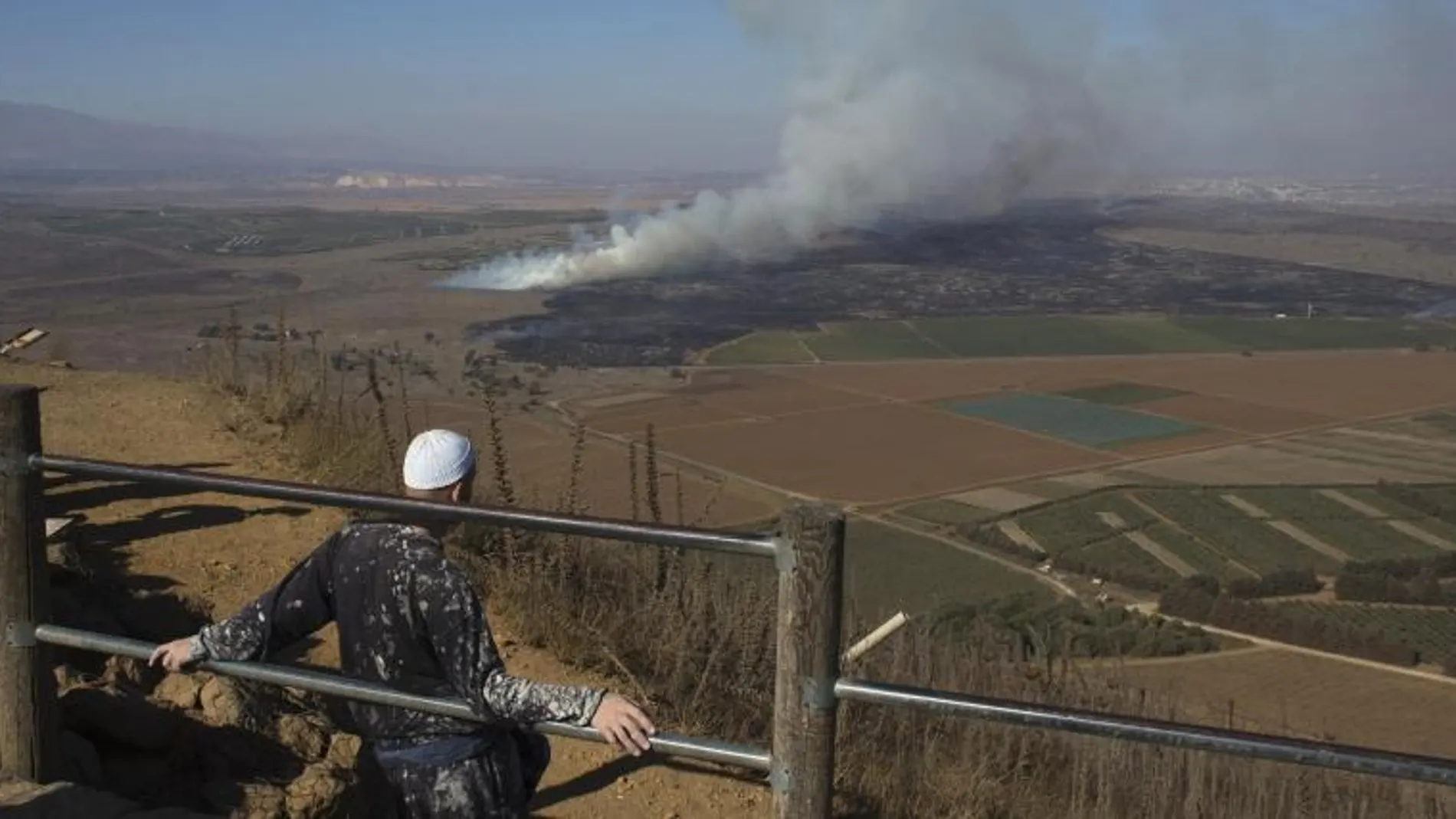 Drusos observan desde el lado israelí de los Altos del Golán el humo de los combates en Quneitra