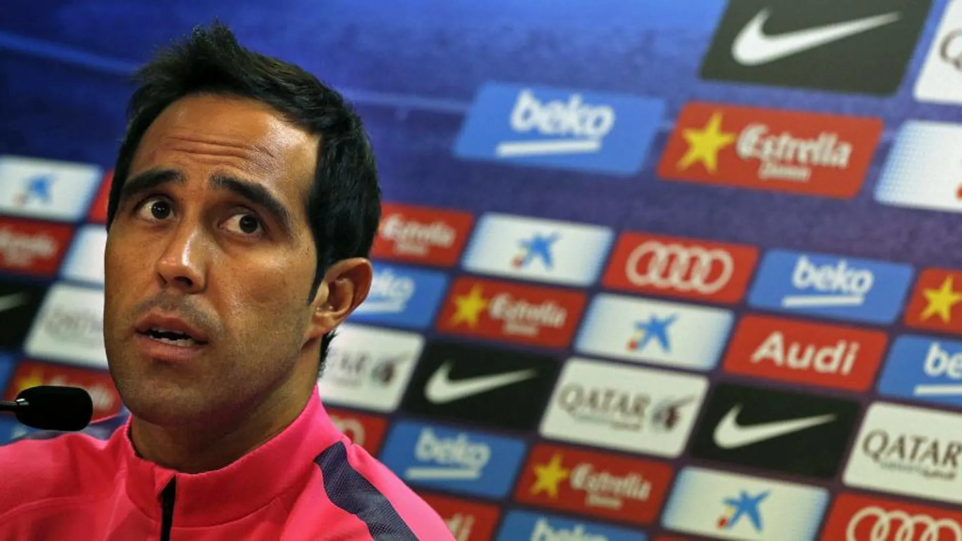 El portero chileno del FC Barcelona, Claudio Bravo, durante la rueda de prensa.