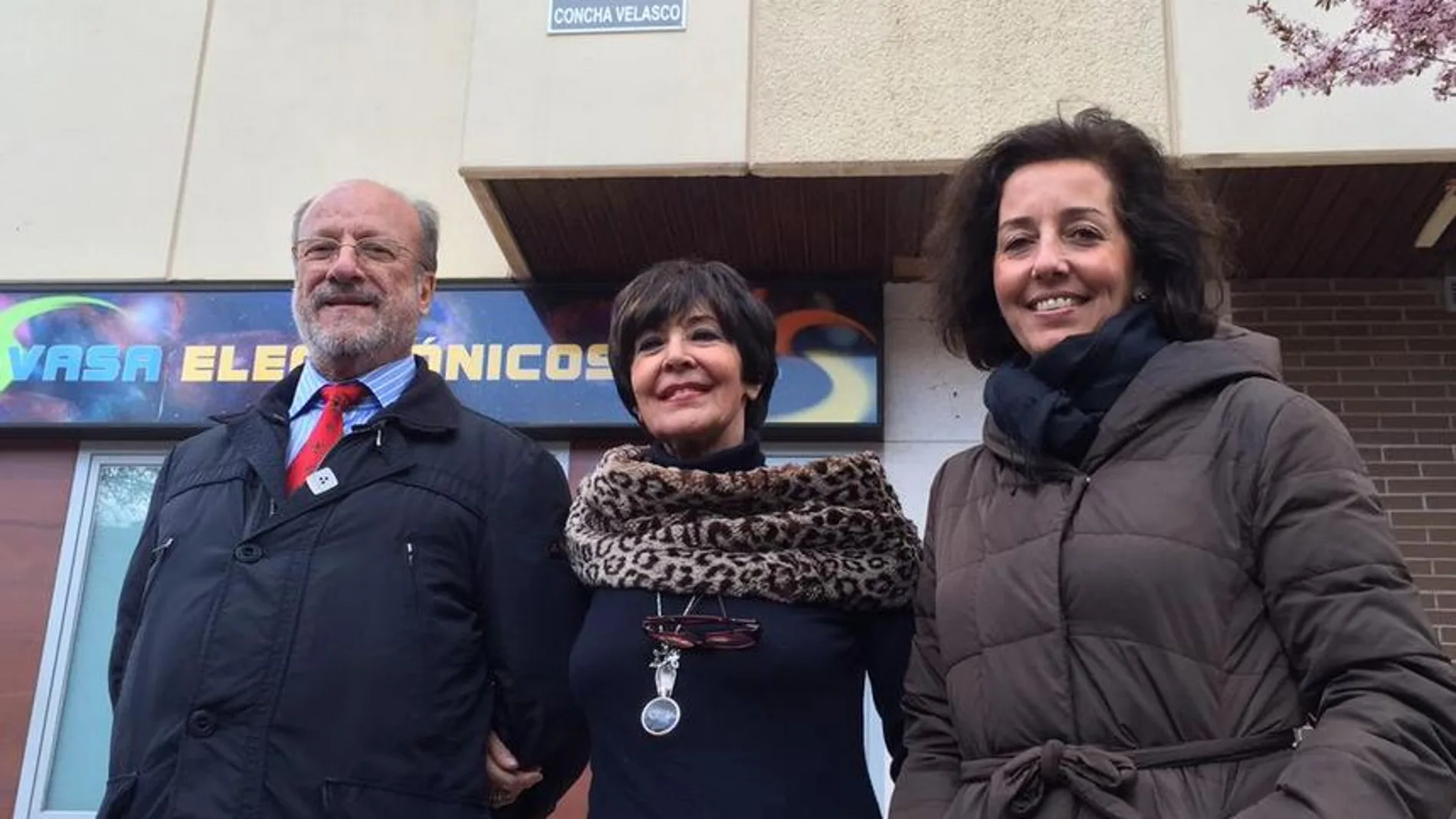 Concha Velasco, junto al alcalde de Valladolid y la concejal de cultura.