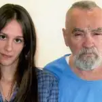  Charles Manson se casa con su novia, cincuenta años más joven que él