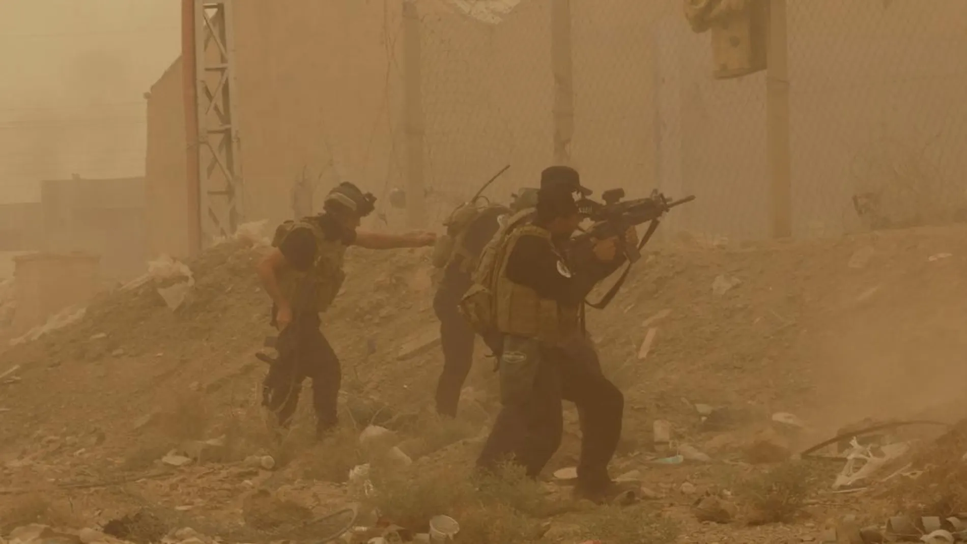 Soldados iraquíes defienden su cuartel del Estado Islámico el pasado 14 de mayo