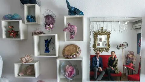 Los diseñadores de sombreros Pablo y Mayaya celebran 25 años de su carrera, una etapa en la que han conseguido vestir a personalidades como la Reina Letizia.