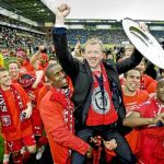 Los jugadores del Twente levantan a Steve McCLaren, con la bandeja de campeón de Holanda en la mano