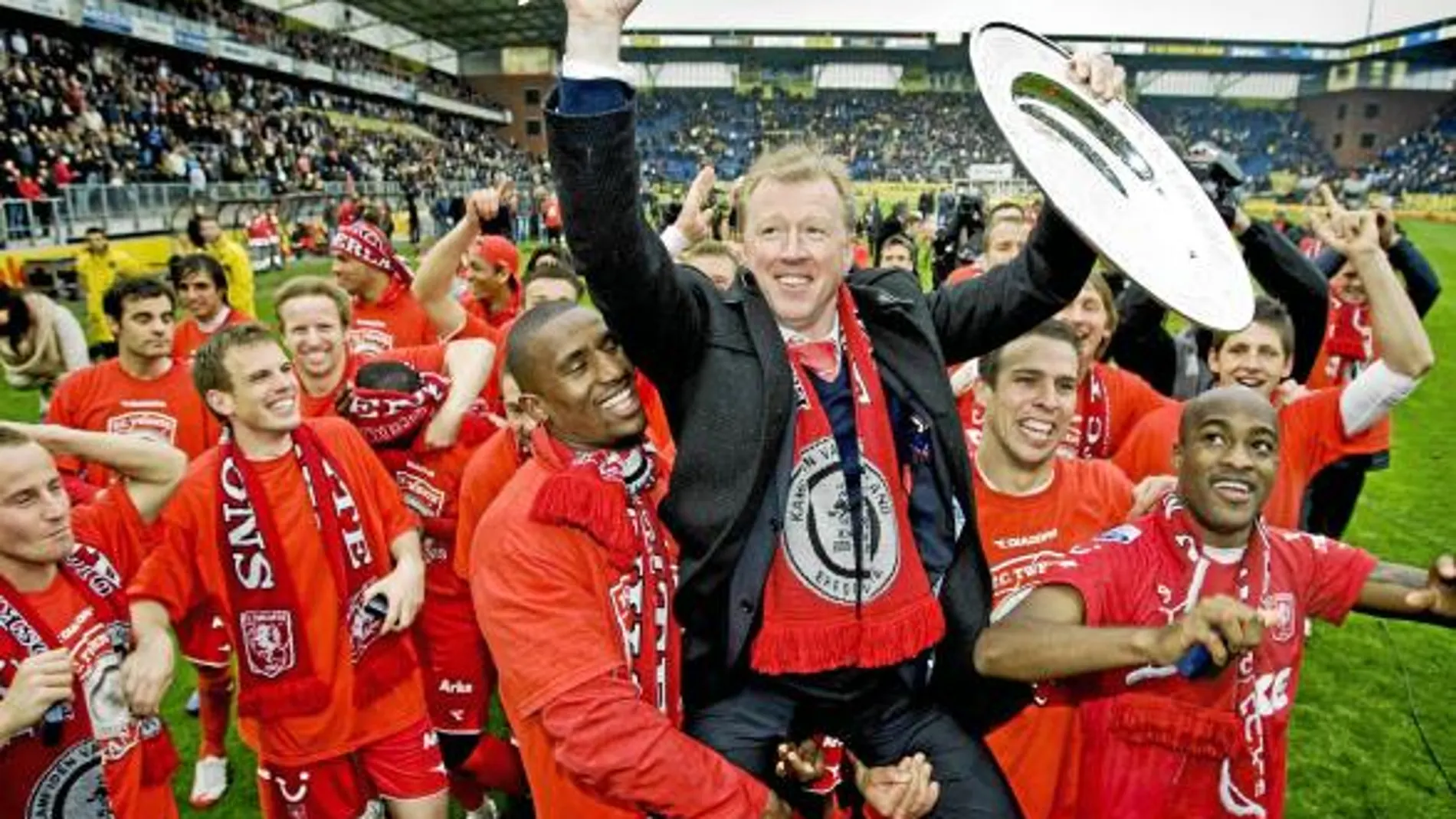 Los jugadores del Twente levantan a Steve McCLaren, con la bandeja de campeón de Holanda en la mano