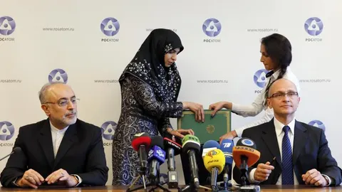 El documento fue suscrito por el jefe de la agencia nuclear rusa, Rosatom, Serguéi Kirienko, y su homólogo de la Organización de Energía Atómica de Irán, Alí Akbar Salehí.