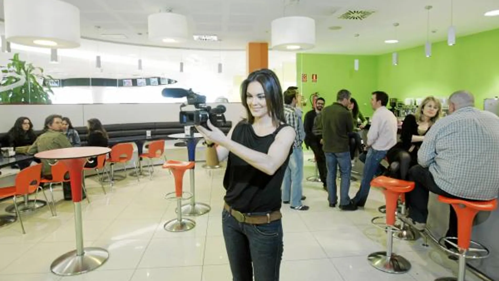 Mónica Carrillo, en la cafetería de Antena 3, uno de los rincones de la casa que le solicitan conocer los internautas