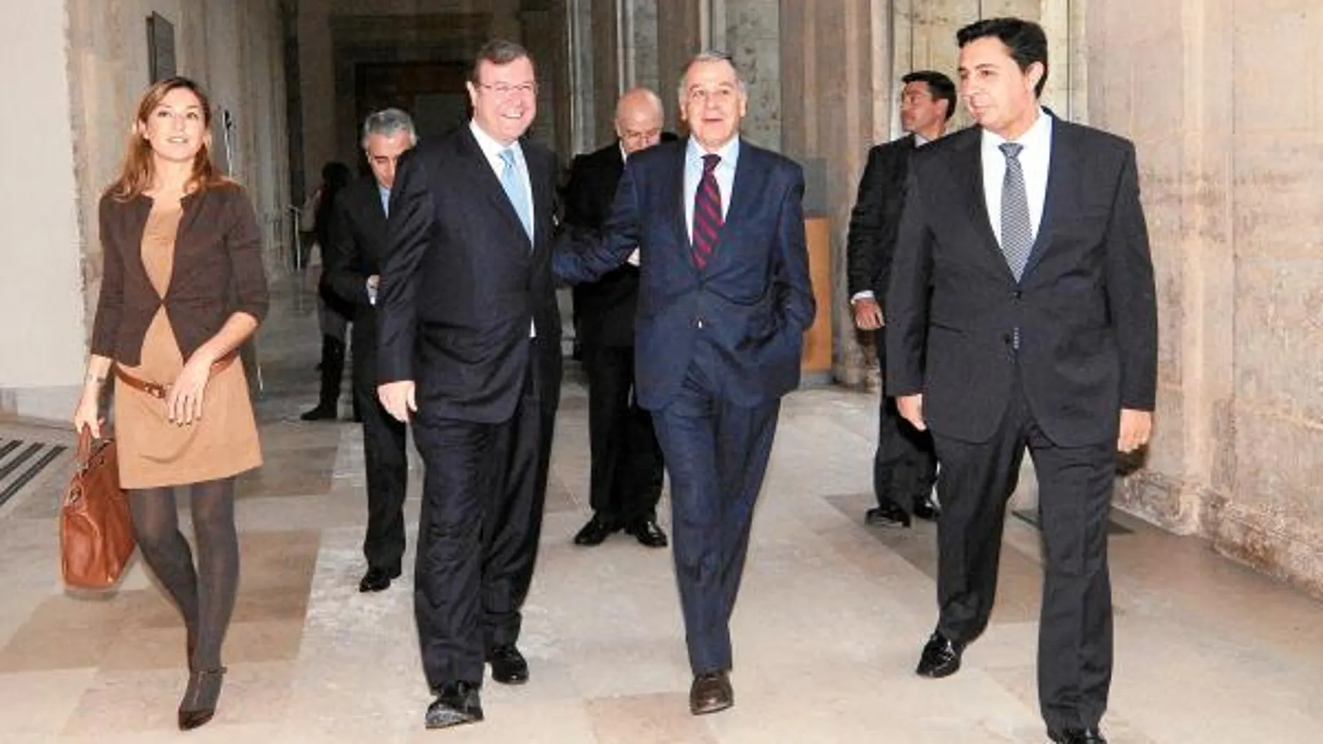 El consejero Antonio Silván, junto a Carolina Blanco, Mariano Gredilla y Juan Carlos Morán, entre otros